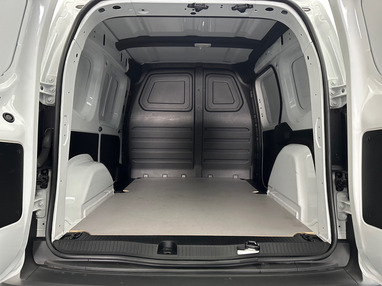 Getriebe: Schaltgetriebe, 6 G&auml;ngeAssistenzsysteme: Bremsassistent,  Tempomat,  Fahrlichtautomatik,  Einparkhilfe hinten: Park-Paket,  R&uuml;ckfahrkamera,  Berganfahrhilfe,  Fernlichtassistent,  ATTENTION ASSISTLicht und Sicht: Regensensor,  W&auml;rmeschutzverglasung,  Tagfahrlicht,  LichtsensorAudio &amp; Kommunikation: Navigationssystem: Navigation Plus, Navigations-Paket,  Digitaler Radioempfang DAB,  Multi-Funktions-Display,  USB Anschluss, Bluetooth Audiostreaming,  Handyvorbereitung Bluetooth,  Kabelloses Laden f&uuml;r Handys,  Smartphone-App Integration,  MBUXExterieur: Leichtmetallfelgen 18 Zoll,  Au&szlig;enspiegel elekt. und beheizt,  Heckt&uuml;ren 180&deg; &Ouml;ffnungswinkel,  Schiebet&uuml;r rechts,  NotrufsystemSicherheit: Fahrer- /Beifahrerairbag,  Seitenairbag vorn,  Kopfairbag vorn,  Elektr. Stabilit&auml;tsprogramm ESP,  Antriebsschlupfregelung ASR,  Antiblockiersystem ABS,  Wegfahrsperre,  i-Size KindersitzbefestigungInterieur: Sitze Stoff Norwich schwarz,  Innenfarbe schwarz,  Multifunktions-Lederlenkrad,  Bordcomputer,  Trennwand,  Laderaumboden HolzKomfort: Klimaanlage,  Fahrer-/Beifahrersitz h&ouml;henverstellbar,  Armauflage Fahrer/Beifahrer,  Sitzheizung Fahrer/Beifahrer,  Servotronic,  Lenks&auml;ule verstellbar,  Lordosenst&uuml;tze Fahrer,  Fensterheber elektrisch 2-fach,  Zentralver. mit Fernbedienung,  Start-Stopp SystemWeitere Ausstattung: MW4 MOTOR OM 608.9 DE 15 LA 55 KW (75PS),  9147 arktikwei&szlig;,  NM1 MB-NA 60 2b mit Flansch,  Hochlage,  M-DrehzahlSonstige Ma&szlig;e und Gewichte: Nutzlast: 410 kg,  zul&auml;ssiges Gesamtgewicht: 2.021 kg,  Radstand: 2.716 mmIrrt&uuml;mer und &Auml;nderungen vorbehalten