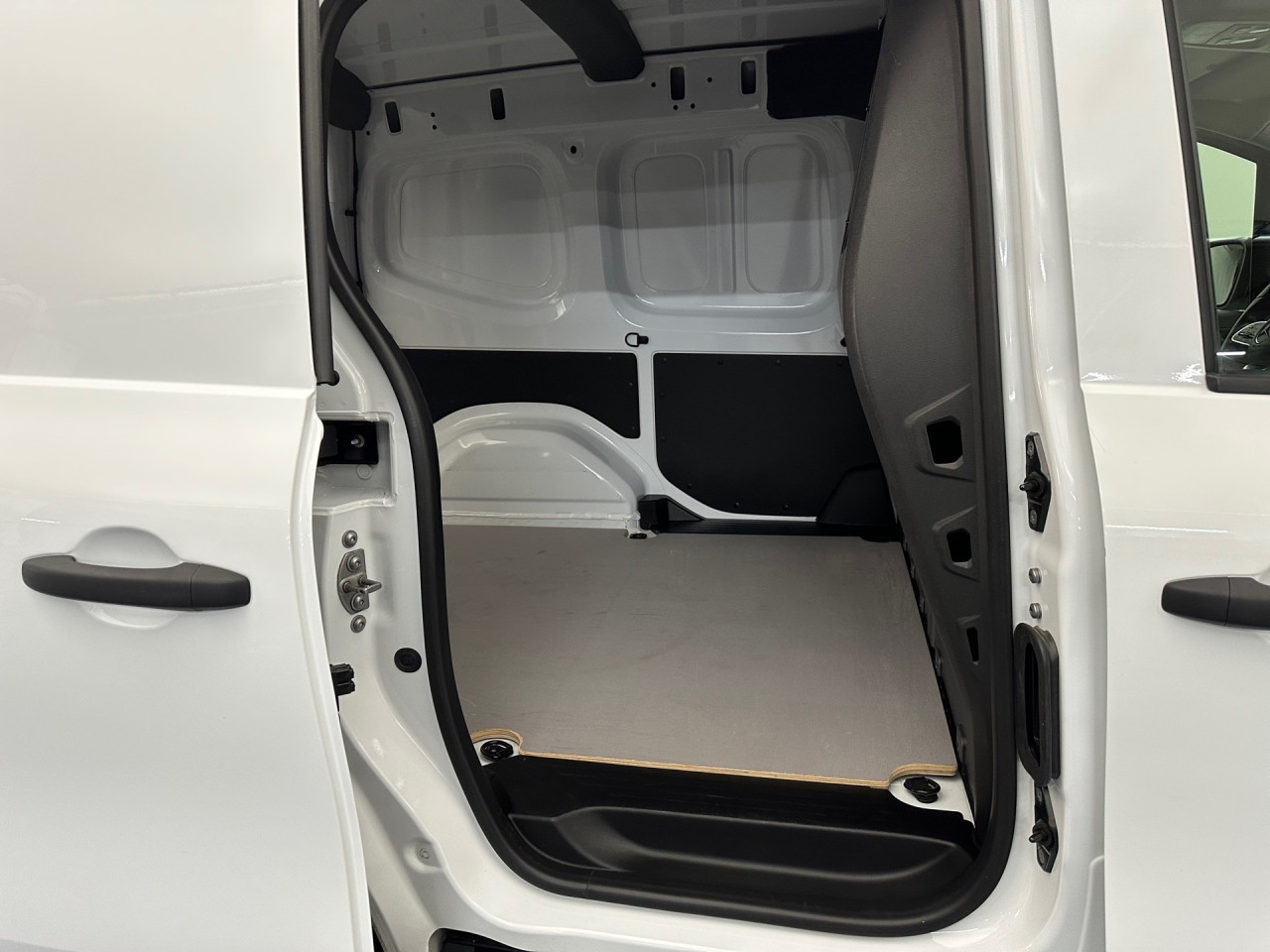Getriebe: Schaltgetriebe, 6 G&auml;ngeAssistenzsysteme: Bremsassistent,  Tempomat,  Fahrlichtautomatik,  Einparkhilfe hinten: Park-Paket,  R&uuml;ckfahrkamera,  Berganfahrhilfe,  Fernlichtassistent,  ATTENTION ASSISTLicht und Sicht: Regensensor,  W&auml;rmeschutzverglasung,  Tagfahrlicht,  LichtsensorAudio &amp; Kommunikation: Navigationssystem: Navigation Plus, Navigations-Paket,  Digitaler Radioempfang DAB,  Multi-Funktions-Display,  USB Anschluss, Bluetooth Audiostreaming,  Handyvorbereitung Bluetooth,  Kabelloses Laden f&uuml;r Handys,  Smartphone-App Integration,  MBUXExterieur: Leichtmetallfelgen 18 Zoll,  Au&szlig;enspiegel elekt. und beheizt,  Heckt&uuml;ren 180&deg; &Ouml;ffnungswinkel,  Schiebet&uuml;r rechts,  NotrufsystemSicherheit: Fahrer- /Beifahrerairbag,  Seitenairbag vorn,  Kopfairbag vorn,  Elektr. Stabilit&auml;tsprogramm ESP,  Antriebsschlupfregelung ASR,  Antiblockiersystem ABS,  Wegfahrsperre,  i-Size KindersitzbefestigungInterieur: Sitze Stoff Norwich schwarz,  Innenfarbe schwarz,  Multifunktions-Lederlenkrad,  Bordcomputer,  Trennwand,  Laderaumboden HolzKomfort: Klimaanlage,  Fahrer-/Beifahrersitz h&ouml;henverstellbar,  Armauflage Fahrer/Beifahrer,  Sitzheizung Fahrer/Beifahrer,  Servotronic,  Lenks&auml;ule verstellbar,  Lordosenst&uuml;tze Fahrer,  Fensterheber elektrisch 2-fach,  Zentralver. mit Fernbedienung,  Start-Stopp SystemWeitere Ausstattung: MW4 MOTOR OM 608.9 DE 15 LA 55 KW (75PS),  9147 arktikwei&szlig;,  NM1 MB-NA 60 2b mit Flansch,  Hochlage,  M-DrehzahlSonstige Ma&szlig;e und Gewichte: Nutzlast: 410 kg,  zul&auml;ssiges Gesamtgewicht: 2.021 kg,  Radstand: 2.716 mmIrrt&uuml;mer und &Auml;nderungen vorbehalten