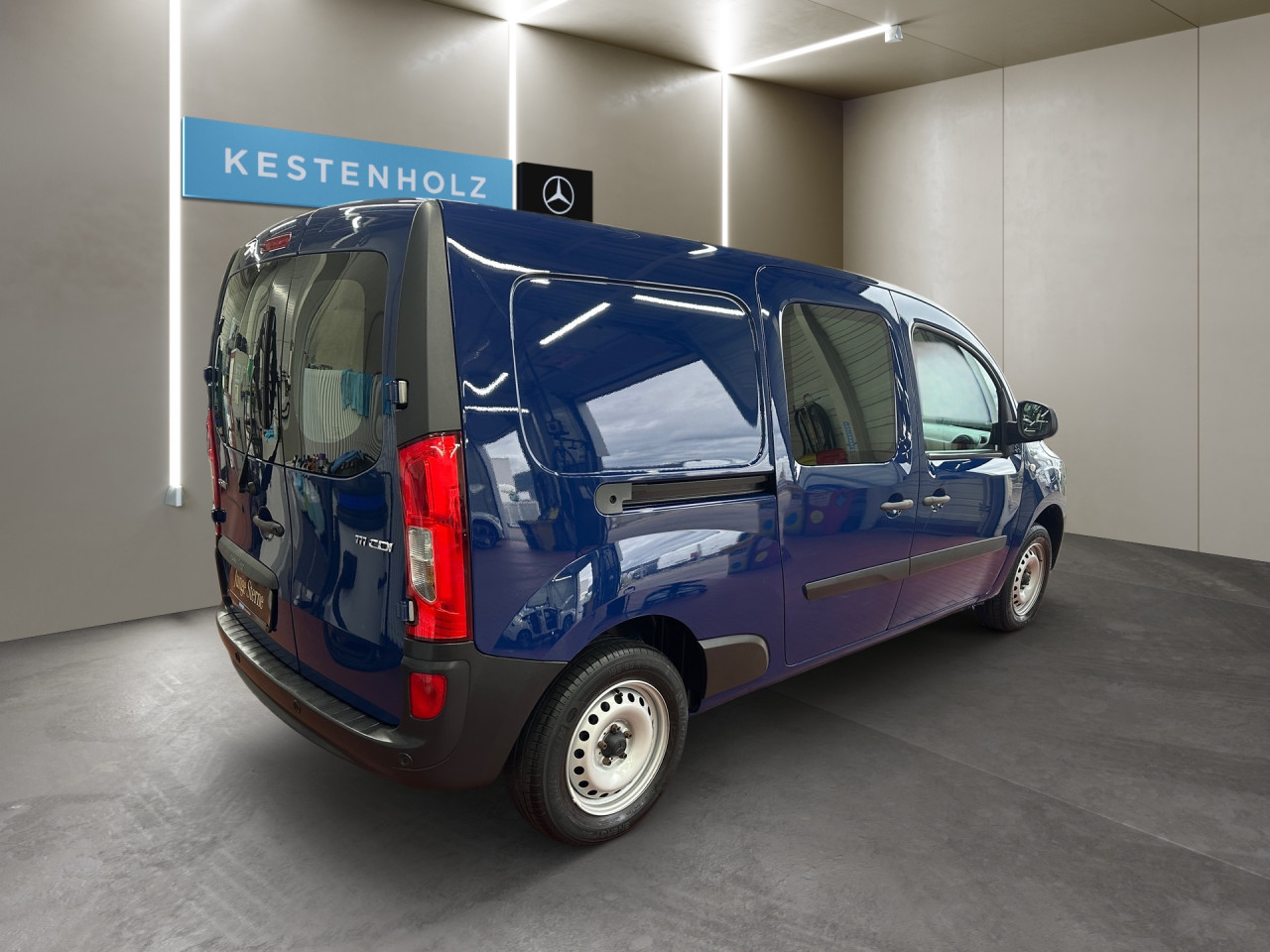 Getriebe: Schaltgetriebe, 6 G&auml;ngeAssistenzsysteme: Bremsassistent,  Fahrlichtautomatik,  Einparkhilfe hinten,  R&uuml;ckfahrkamera,  BerganfahrhilfeLicht und Sicht: Colorverglasung,  Tagfahrlicht,  LichtsensorAudio &amp; Kommunikation: Radio,  USB Anschluss, Bluetooth Audiostreaming,  Handyvorbereitung BluetoothExterieur: Heckt&uuml;ren 180&deg; &Ouml;ffnungswinkel,  Reserverad,  Schiebet&uuml;r rechtsSicherheit: Fahrerairbag,  Elektr. Stabilit&auml;tsprogramm ESP,  Antriebsschlupfregelung ASR,  Antiblockiersystem ABS,  Wegfahrsperre,  ISOFIX KindersitzbefestigungInterieur: Sitze Stoff Lima schwarz,  Innenfarbe schwarz,  Bordcomputer,  Trennwand mit Fenster,  Laderaumboden Holz,  Laderaumwandverkleidung Holz hochKomfort: Klimaanlage,  Fahrersitz h&ouml;henverstellbar,  Sitzheizung Fahrer/Beifahrer,  Servotronic,  Fensterheber elektrisch 2-fach,  Zentralver. mit Fernbedienung,  Start-Stopp SystemWeitere Ausstattung: HZ0 Zuheizer elektrisch,  Z41 LKW-ZulassungReifenma&szlig;e:  195/65 R15.0 Sonstige Ma&szlig;e und Gewichte: zul&auml;ssiges Gesamtgewicht: 2.200 kg,  Radstand: 3.081 mmIrrt&uuml;mer und &Auml;nderungen vorbehalten