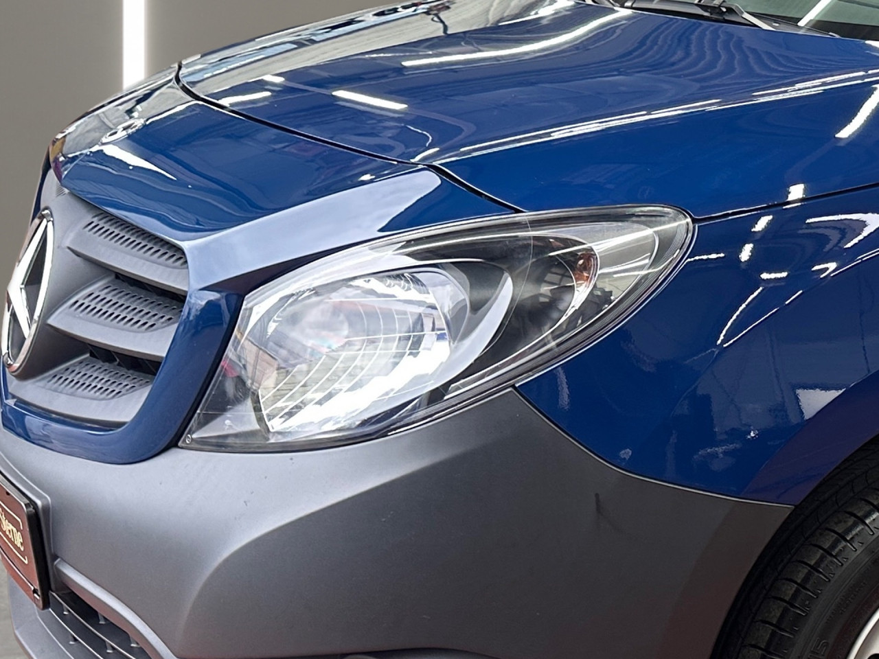 Getriebe: Schaltgetriebe, 6 G&auml;ngeAssistenzsysteme: Bremsassistent,  Fahrlichtautomatik,  Einparkhilfe hinten,  R&uuml;ckfahrkamera,  BerganfahrhilfeLicht und Sicht: Colorverglasung,  Tagfahrlicht,  LichtsensorAudio &amp; Kommunikation: Radio,  USB Anschluss, Bluetooth Audiostreaming,  Handyvorbereitung BluetoothExterieur: Heckt&uuml;ren 180&deg; &Ouml;ffnungswinkel,  Reserverad,  Schiebet&uuml;r rechtsSicherheit: Fahrerairbag,  Elektr. Stabilit&auml;tsprogramm ESP,  Antriebsschlupfregelung ASR,  Antiblockiersystem ABS,  Wegfahrsperre,  ISOFIX KindersitzbefestigungInterieur: Sitze Stoff Lima schwarz,  Innenfarbe schwarz,  Bordcomputer,  Trennwand mit Fenster,  Laderaumboden Holz,  Laderaumwandverkleidung Holz hochKomfort: Klimaanlage,  Fahrersitz h&ouml;henverstellbar,  Sitzheizung Fahrer/Beifahrer,  Servotronic,  Fensterheber elektrisch 2-fach,  Zentralver. mit Fernbedienung,  Start-Stopp SystemWeitere Ausstattung: HZ0 Zuheizer elektrisch,  Z41 LKW-ZulassungReifenma&szlig;e:  195/65 R15.0 Sonstige Ma&szlig;e und Gewichte: zul&auml;ssiges Gesamtgewicht: 2.200 kg,  Radstand: 3.081 mmIrrt&uuml;mer und &Auml;nderungen vorbehalten