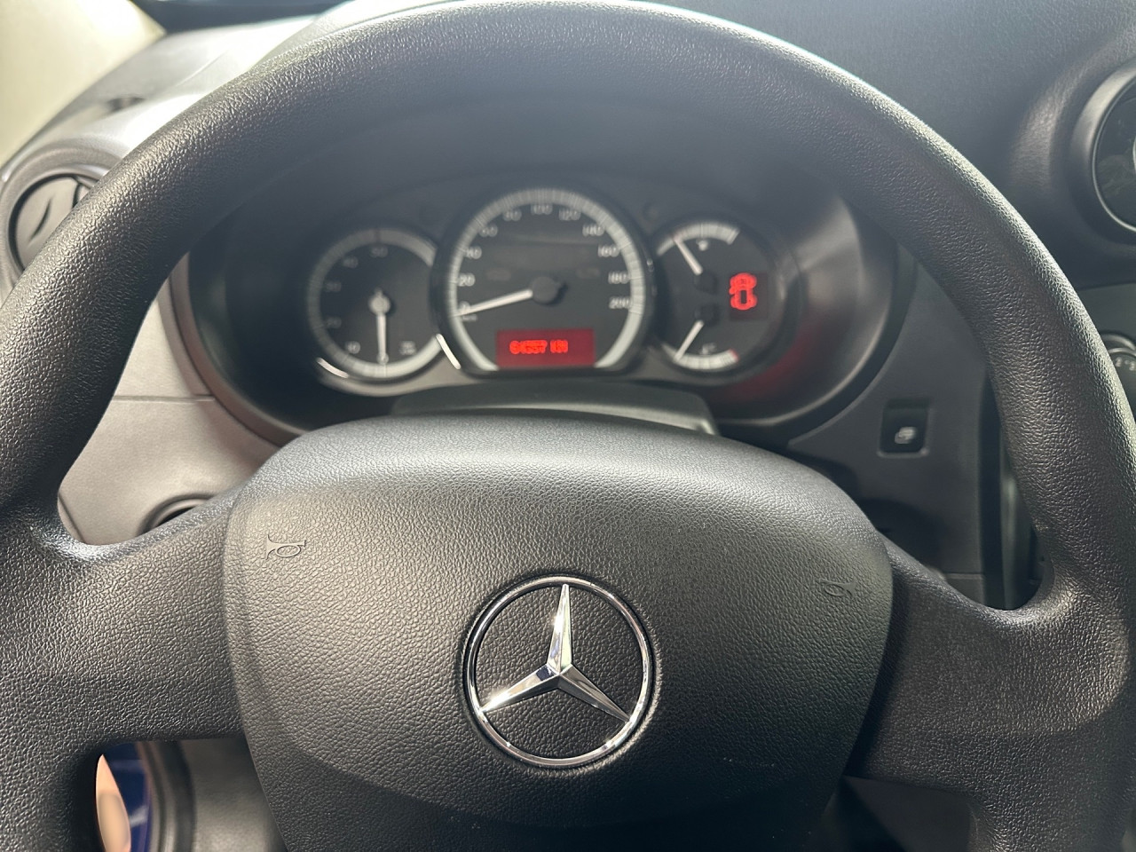 Getriebe: Schaltgetriebe, 6 G&auml;ngeAssistenzsysteme: Bremsassistent,  Fahrlichtautomatik,  Einparkhilfe hinten,  R&uuml;ckfahrkamera,  BerganfahrhilfeLicht und Sicht: Colorverglasung,  Tagfahrlicht,  LichtsensorAudio &amp; Kommunikation: Radio,  USB Anschluss, Bluetooth Audiostreaming,  Handyvorbereitung BluetoothExterieur: Heckt&uuml;ren 180&deg; &Ouml;ffnungswinkel,  Reserverad,  Schiebet&uuml;r rechtsSicherheit: Fahrerairbag,  Elektr. Stabilit&auml;tsprogramm ESP,  Antriebsschlupfregelung ASR,  Antiblockiersystem ABS,  Wegfahrsperre,  ISOFIX KindersitzbefestigungInterieur: Sitze Stoff Lima schwarz,  Innenfarbe schwarz,  Bordcomputer,  Trennwand mit Fenster,  Laderaumboden Holz,  Laderaumwandverkleidung Holz hochKomfort: Klimaanlage,  Fahrersitz h&ouml;henverstellbar,  Sitzheizung Fahrer/Beifahrer,  Servotronic,  Fensterheber elektrisch 2-fach,  Zentralver. mit Fernbedienung,  Start-Stopp SystemWeitere Ausstattung: HZ0 Zuheizer elektrisch,  Z41 LKW-ZulassungReifenma&szlig;e:  195/65 R15.0 Sonstige Ma&szlig;e und Gewichte: zul&auml;ssiges Gesamtgewicht: 2.200 kg,  Radstand: 3.081 mmIrrt&uuml;mer und &Auml;nderungen vorbehalten