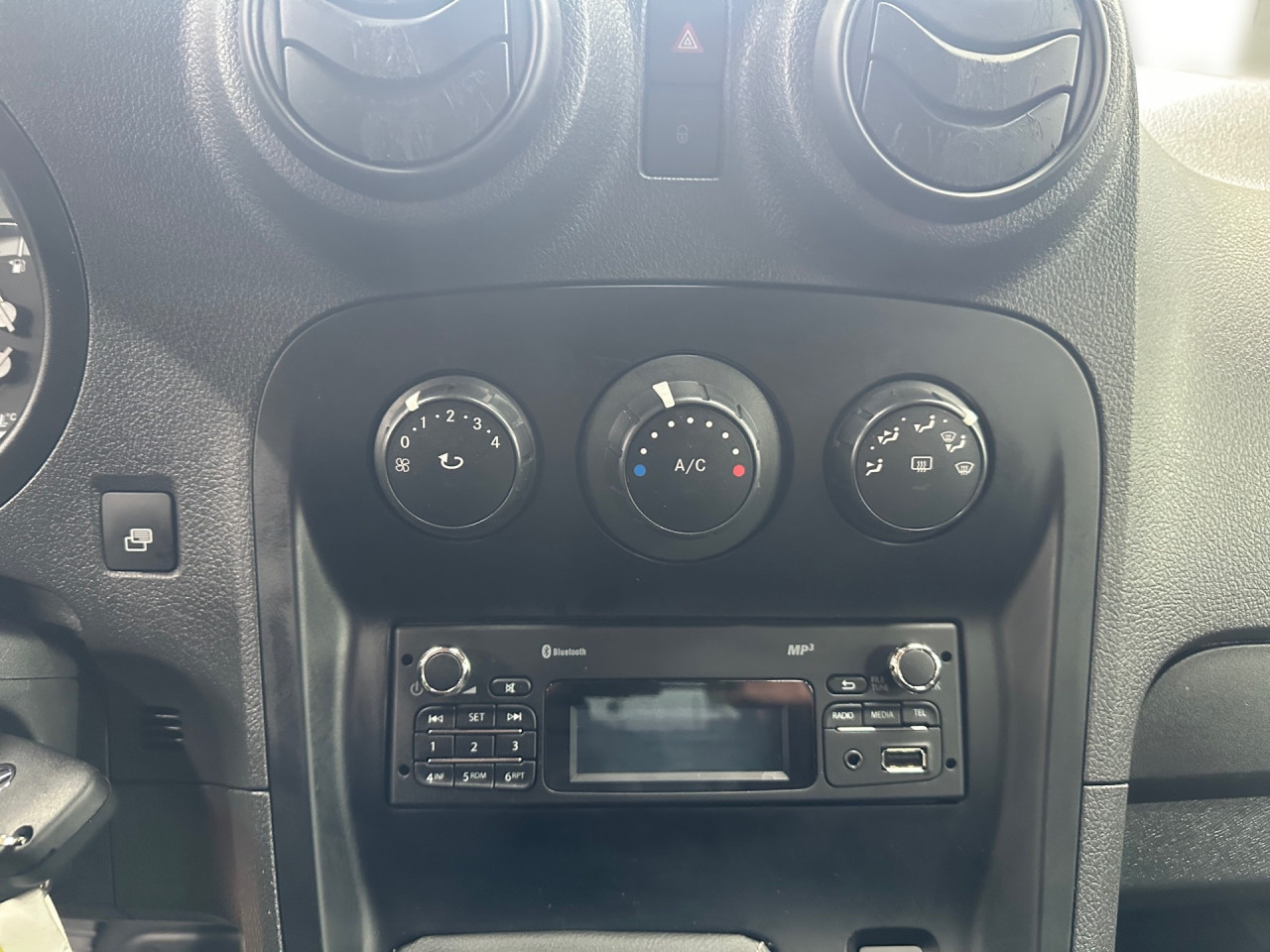 Getriebe: Schaltgetriebe, 6 G&auml;ngeAssistenzsysteme: Bremsassistent,  Fahrlichtautomatik,  Einparkhilfe hinten,  R&uuml;ckfahrkamera,  BerganfahrhilfeLicht und Sicht: Colorverglasung,  Tagfahrlicht,  LichtsensorAudio &amp; Kommunikation: Radio,  USB Anschluss, Bluetooth Audiostreaming,  Handyvorbereitung BluetoothExterieur: Heckt&uuml;ren 180&deg; &Ouml;ffnungswinkel,  Reserverad,  Schiebet&uuml;r rechtsSicherheit: Fahrerairbag,  Elektr. Stabilit&auml;tsprogramm ESP,  Antriebsschlupfregelung ASR,  Antiblockiersystem ABS,  Wegfahrsperre,  ISOFIX KindersitzbefestigungInterieur: Sitze Stoff Lima schwarz,  Innenfarbe schwarz,  Bordcomputer,  Trennwand mit Fenster,  Laderaumboden Holz,  Laderaumwandverkleidung Holz hochKomfort: Klimaanlage,  Fahrersitz h&ouml;henverstellbar,  Sitzheizung Fahrer/Beifahrer,  Servotronic,  Fensterheber elektrisch 2-fach,  Zentralver. mit Fernbedienung,  Start-Stopp SystemWeitere Ausstattung: HZ0 Zuheizer elektrisch,  Z41 LKW-ZulassungReifenma&szlig;e:  195/65 R15.0 Sonstige Ma&szlig;e und Gewichte: zul&auml;ssiges Gesamtgewicht: 2.200 kg,  Radstand: 3.081 mmIrrt&uuml;mer und &Auml;nderungen vorbehalten
