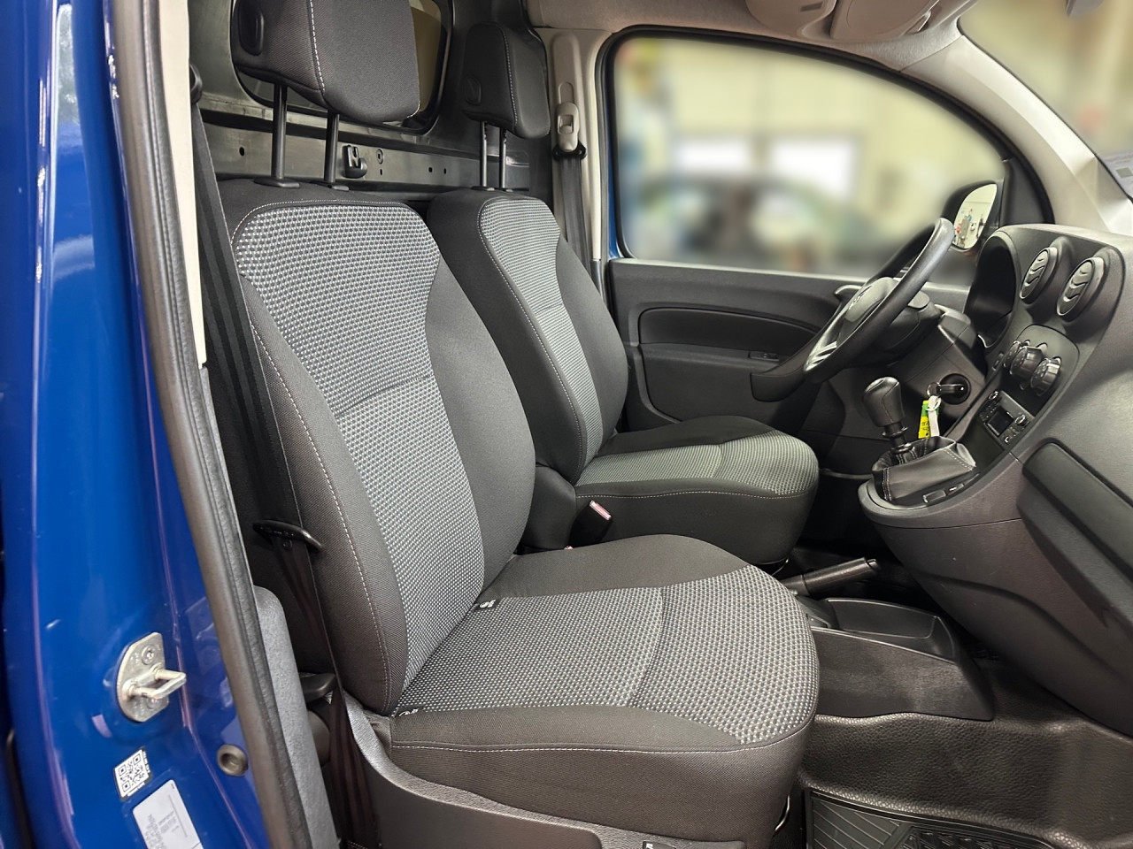 Getriebe: Schaltgetriebe, 6 G&auml;ngeAssistenzsysteme: Bremsassistent,  Fahrlichtautomatik,  Einparkhilfe hinten,  R&uuml;ckfahrkamera,  BerganfahrhilfeLicht und Sicht: Colorverglasung,  Tagfahrlicht,  LichtsensorAudio &amp; Kommunikation: Radio,  USB Anschluss, Bluetooth Audiostreaming,  Handyvorbereitung BluetoothExterieur: Heckt&uuml;ren 180&deg; &Ouml;ffnungswinkel,  Reserverad,  Schiebet&uuml;r rechtsSicherheit: Fahrerairbag,  Elektr. Stabilit&auml;tsprogramm ESP,  Antriebsschlupfregelung ASR,  Antiblockiersystem ABS,  Wegfahrsperre,  ISOFIX KindersitzbefestigungInterieur: Sitze Stoff Lima schwarz,  Innenfarbe schwarz,  Bordcomputer,  Trennwand mit Fenster,  Laderaumboden Holz,  Laderaumwandverkleidung Holz hochKomfort: Klimaanlage,  Fahrersitz h&ouml;henverstellbar,  Sitzheizung Fahrer/Beifahrer,  Servotronic,  Fensterheber elektrisch 2-fach,  Zentralver. mit Fernbedienung,  Start-Stopp SystemWeitere Ausstattung: HZ0 Zuheizer elektrisch,  Z41 LKW-ZulassungReifenma&szlig;e:  195/65 R15.0 Sonstige Ma&szlig;e und Gewichte: zul&auml;ssiges Gesamtgewicht: 2.200 kg,  Radstand: 3.081 mmIrrt&uuml;mer und &Auml;nderungen vorbehalten