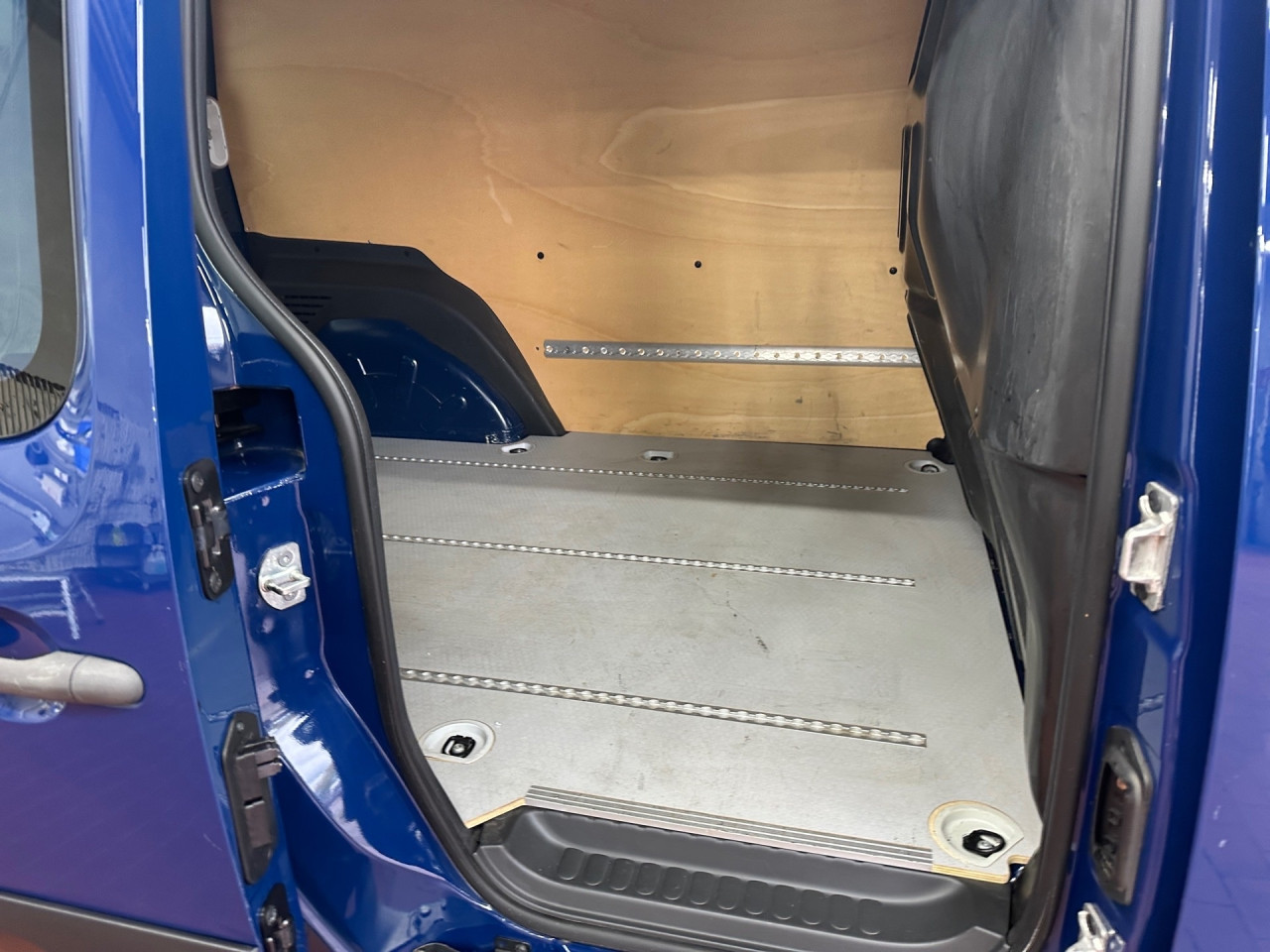 Getriebe: Schaltgetriebe, 6 G&auml;ngeAssistenzsysteme: Bremsassistent,  Fahrlichtautomatik,  Einparkhilfe hinten,  R&uuml;ckfahrkamera,  BerganfahrhilfeLicht und Sicht: Colorverglasung,  Tagfahrlicht,  LichtsensorAudio &amp; Kommunikation: Radio,  USB Anschluss, Bluetooth Audiostreaming,  Handyvorbereitung BluetoothExterieur: Heckt&uuml;ren 180&deg; &Ouml;ffnungswinkel,  Reserverad,  Schiebet&uuml;r rechtsSicherheit: Fahrerairbag,  Elektr. Stabilit&auml;tsprogramm ESP,  Antriebsschlupfregelung ASR,  Antiblockiersystem ABS,  Wegfahrsperre,  ISOFIX KindersitzbefestigungInterieur: Sitze Stoff Lima schwarz,  Innenfarbe schwarz,  Bordcomputer,  Trennwand mit Fenster,  Laderaumboden Holz,  Laderaumwandverkleidung Holz hochKomfort: Klimaanlage,  Fahrersitz h&ouml;henverstellbar,  Sitzheizung Fahrer/Beifahrer,  Servotronic,  Fensterheber elektrisch 2-fach,  Zentralver. mit Fernbedienung,  Start-Stopp SystemWeitere Ausstattung: HZ0 Zuheizer elektrisch,  Z41 LKW-ZulassungReifenma&szlig;e:  195/65 R15.0 Sonstige Ma&szlig;e und Gewichte: zul&auml;ssiges Gesamtgewicht: 2.200 kg,  Radstand: 3.081 mmIrrt&uuml;mer und &Auml;nderungen vorbehalten
