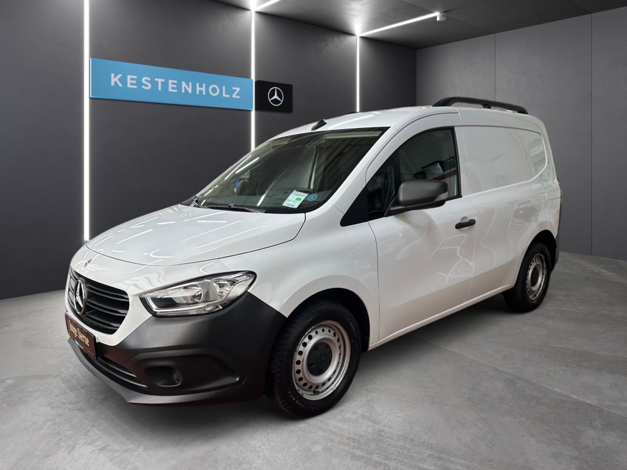 Getriebe: Schaltgetriebe, 6 G&auml;ngeAssistenzsysteme: Bremsassistent,  Tempomat,  Fahrlichtautomatik,  R&uuml;ckfahrkamera,  Berganfahrhilfe,  ATTENTION ASSISTLicht und Sicht: Regensensor,  W&auml;rmeschutzverglasung,  Tagfahrlicht,  LichtsensorAudio &amp; Kommunikation: Navigationssystem: Navigations-Paket,  Digitaler Radioempfang DAB,  Multi-Funktions-Display,  USB Anschluss, Bluetooth Audiostreaming,  Handyvorbereitung Bluetooth,  Smartphone-App Integration,  MBUXExterieur: Anh&auml;ngerkupplung Kugel,  Leichtmetallfelgen 18 Zoll,  Au&szlig;enspiegel elekt. und beheizt,  Heckt&uuml;ren 180&deg; &Ouml;ffnungswinkel,  Schiebet&uuml;r rechts,  NotrufsystemSicherheit: Fahrer- /Beifahrerairbag,  Seitenairbag vorn,  Kopfairbag vorn,  Elektr. Stabilit&auml;tsprogramm ESP,  Antriebsschlupfregelung ASR,  Antiblockiersystem ABS,  Wegfahrsperre,  i-Size KindersitzbefestigungInterieur: Sitze Stoff Norwich schwarz,  Innenfarbe schwarz,  Multifunktionslenkrad,  Bordcomputer,  Trennwand geschlossen,  Laderaumboden HolzKomfort: Klimaanlage,  Fahrer-/Beifahrersitz h&ouml;henverstellbar,  Armauflage Fahrer/Beifahrer,  Sitzheizung Fahrer/Beifahrer,  Servotronic,  Lenks&auml;ule verstellbar,  Fensterheber elektrisch 2-fach,  Zentralver. mit Fernbedienung,  Start-Stopp SystemWeitere Ausstattung: 9147 arktikwei&szlig;Sonstige Ma&szlig;e und Gewichte: Nutzlast: 407 kg,  zul&auml;ssiges Gesamtgewicht: 2.021 kg,  Radstand: 2.716 mmIrrt&uuml;mer und &Auml;nderungen vorbehalten