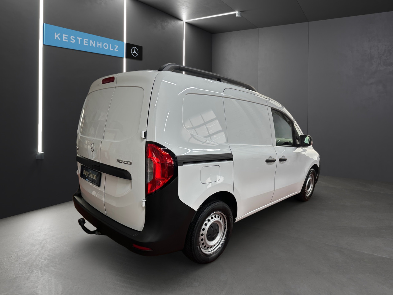 Getriebe: Schaltgetriebe, 6 G&auml;ngeAssistenzsysteme: Bremsassistent,  Tempomat,  Fahrlichtautomatik,  R&uuml;ckfahrkamera,  Berganfahrhilfe,  ATTENTION ASSISTLicht und Sicht: Regensensor,  W&auml;rmeschutzverglasung,  Tagfahrlicht,  LichtsensorAudio &amp; Kommunikation: Navigationssystem: Navigations-Paket,  Digitaler Radioempfang DAB,  Multi-Funktions-Display,  USB Anschluss, Bluetooth Audiostreaming,  Handyvorbereitung Bluetooth,  Smartphone-App Integration,  MBUXExterieur: Anh&auml;ngerkupplung Kugel,  Leichtmetallfelgen 18 Zoll,  Au&szlig;enspiegel elekt. und beheizt,  Heckt&uuml;ren 180&deg; &Ouml;ffnungswinkel,  Schiebet&uuml;r rechts,  NotrufsystemSicherheit: Fahrer- /Beifahrerairbag,  Seitenairbag vorn,  Kopfairbag vorn,  Elektr. Stabilit&auml;tsprogramm ESP,  Antriebsschlupfregelung ASR,  Antiblockiersystem ABS,  Wegfahrsperre,  i-Size KindersitzbefestigungInterieur: Sitze Stoff Norwich schwarz,  Innenfarbe schwarz,  Multifunktionslenkrad,  Bordcomputer,  Trennwand geschlossen,  Laderaumboden HolzKomfort: Klimaanlage,  Fahrer-/Beifahrersitz h&ouml;henverstellbar,  Armauflage Fahrer/Beifahrer,  Sitzheizung Fahrer/Beifahrer,  Servotronic,  Lenks&auml;ule verstellbar,  Fensterheber elektrisch 2-fach,  Zentralver. mit Fernbedienung,  Start-Stopp SystemWeitere Ausstattung: 9147 arktikwei&szlig;Sonstige Ma&szlig;e und Gewichte: Nutzlast: 407 kg,  zul&auml;ssiges Gesamtgewicht: 2.021 kg,  Radstand: 2.716 mmIrrt&uuml;mer und &Auml;nderungen vorbehalten