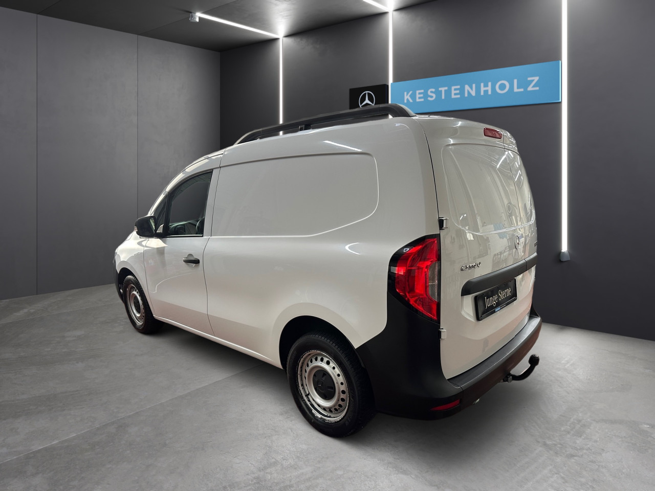 Getriebe: Schaltgetriebe, 6 G&auml;ngeAssistenzsysteme: Bremsassistent,  Tempomat,  Fahrlichtautomatik,  R&uuml;ckfahrkamera,  Berganfahrhilfe,  ATTENTION ASSISTLicht und Sicht: Regensensor,  W&auml;rmeschutzverglasung,  Tagfahrlicht,  LichtsensorAudio &amp; Kommunikation: Navigationssystem: Navigations-Paket,  Digitaler Radioempfang DAB,  Multi-Funktions-Display,  USB Anschluss, Bluetooth Audiostreaming,  Handyvorbereitung Bluetooth,  Smartphone-App Integration,  MBUXExterieur: Anh&auml;ngerkupplung Kugel,  Leichtmetallfelgen 18 Zoll,  Au&szlig;enspiegel elekt. und beheizt,  Heckt&uuml;ren 180&deg; &Ouml;ffnungswinkel,  Schiebet&uuml;r rechts,  NotrufsystemSicherheit: Fahrer- /Beifahrerairbag,  Seitenairbag vorn,  Kopfairbag vorn,  Elektr. Stabilit&auml;tsprogramm ESP,  Antriebsschlupfregelung ASR,  Antiblockiersystem ABS,  Wegfahrsperre,  i-Size KindersitzbefestigungInterieur: Sitze Stoff Norwich schwarz,  Innenfarbe schwarz,  Multifunktionslenkrad,  Bordcomputer,  Trennwand geschlossen,  Laderaumboden HolzKomfort: Klimaanlage,  Fahrer-/Beifahrersitz h&ouml;henverstellbar,  Armauflage Fahrer/Beifahrer,  Sitzheizung Fahrer/Beifahrer,  Servotronic,  Lenks&auml;ule verstellbar,  Fensterheber elektrisch 2-fach,  Zentralver. mit Fernbedienung,  Start-Stopp SystemWeitere Ausstattung: 9147 arktikwei&szlig;Sonstige Ma&szlig;e und Gewichte: Nutzlast: 407 kg,  zul&auml;ssiges Gesamtgewicht: 2.021 kg,  Radstand: 2.716 mmIrrt&uuml;mer und &Auml;nderungen vorbehalten