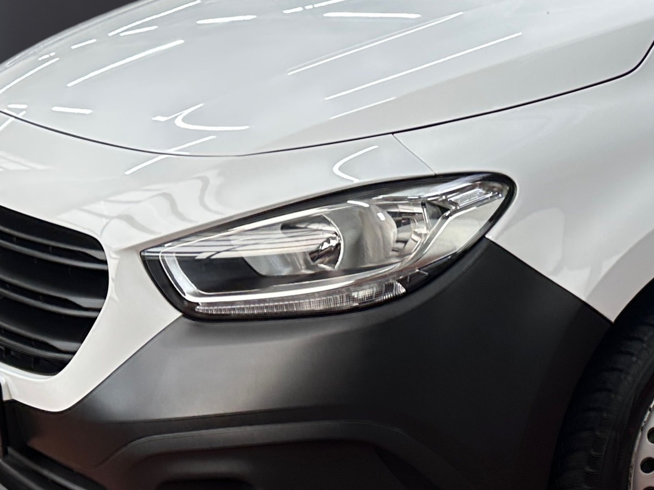 Getriebe: Schaltgetriebe, 6 G&auml;ngeAssistenzsysteme: Bremsassistent,  Tempomat,  Fahrlichtautomatik,  R&uuml;ckfahrkamera,  Berganfahrhilfe,  ATTENTION ASSISTLicht und Sicht: Regensensor,  W&auml;rmeschutzverglasung,  Tagfahrlicht,  LichtsensorAudio &amp; Kommunikation: Navigationssystem: Navigations-Paket,  Digitaler Radioempfang DAB,  Multi-Funktions-Display,  USB Anschluss, Bluetooth Audiostreaming,  Handyvorbereitung Bluetooth,  Smartphone-App Integration,  MBUXExterieur: Anh&auml;ngerkupplung Kugel,  Leichtmetallfelgen 18 Zoll,  Au&szlig;enspiegel elekt. und beheizt,  Heckt&uuml;ren 180&deg; &Ouml;ffnungswinkel,  Schiebet&uuml;r rechts,  NotrufsystemSicherheit: Fahrer- /Beifahrerairbag,  Seitenairbag vorn,  Kopfairbag vorn,  Elektr. Stabilit&auml;tsprogramm ESP,  Antriebsschlupfregelung ASR,  Antiblockiersystem ABS,  Wegfahrsperre,  i-Size KindersitzbefestigungInterieur: Sitze Stoff Norwich schwarz,  Innenfarbe schwarz,  Multifunktionslenkrad,  Bordcomputer,  Trennwand geschlossen,  Laderaumboden HolzKomfort: Klimaanlage,  Fahrer-/Beifahrersitz h&ouml;henverstellbar,  Armauflage Fahrer/Beifahrer,  Sitzheizung Fahrer/Beifahrer,  Servotronic,  Lenks&auml;ule verstellbar,  Fensterheber elektrisch 2-fach,  Zentralver. mit Fernbedienung,  Start-Stopp SystemWeitere Ausstattung: 9147 arktikwei&szlig;Sonstige Ma&szlig;e und Gewichte: Nutzlast: 407 kg,  zul&auml;ssiges Gesamtgewicht: 2.021 kg,  Radstand: 2.716 mmIrrt&uuml;mer und &Auml;nderungen vorbehalten