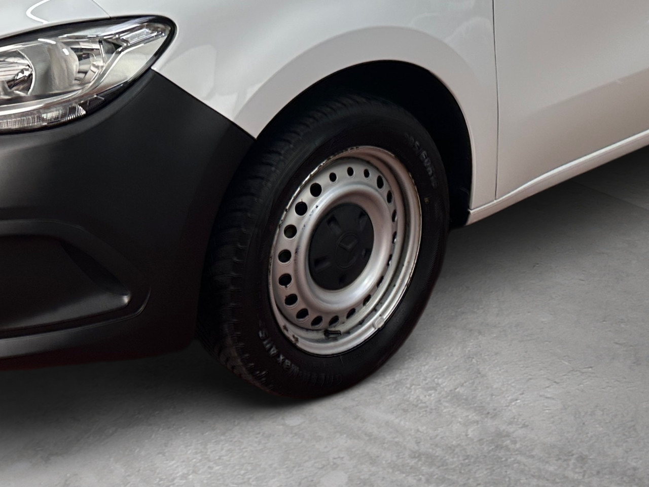 Getriebe: Schaltgetriebe, 6 G&auml;ngeAssistenzsysteme: Bremsassistent,  Tempomat,  Fahrlichtautomatik,  R&uuml;ckfahrkamera,  Berganfahrhilfe,  ATTENTION ASSISTLicht und Sicht: Regensensor,  W&auml;rmeschutzverglasung,  Tagfahrlicht,  LichtsensorAudio &amp; Kommunikation: Navigationssystem: Navigations-Paket,  Digitaler Radioempfang DAB,  Multi-Funktions-Display,  USB Anschluss, Bluetooth Audiostreaming,  Handyvorbereitung Bluetooth,  Smartphone-App Integration,  MBUXExterieur: Anh&auml;ngerkupplung Kugel,  Leichtmetallfelgen 18 Zoll,  Au&szlig;enspiegel elekt. und beheizt,  Heckt&uuml;ren 180&deg; &Ouml;ffnungswinkel,  Schiebet&uuml;r rechts,  NotrufsystemSicherheit: Fahrer- /Beifahrerairbag,  Seitenairbag vorn,  Kopfairbag vorn,  Elektr. Stabilit&auml;tsprogramm ESP,  Antriebsschlupfregelung ASR,  Antiblockiersystem ABS,  Wegfahrsperre,  i-Size KindersitzbefestigungInterieur: Sitze Stoff Norwich schwarz,  Innenfarbe schwarz,  Multifunktionslenkrad,  Bordcomputer,  Trennwand geschlossen,  Laderaumboden HolzKomfort: Klimaanlage,  Fahrer-/Beifahrersitz h&ouml;henverstellbar,  Armauflage Fahrer/Beifahrer,  Sitzheizung Fahrer/Beifahrer,  Servotronic,  Lenks&auml;ule verstellbar,  Fensterheber elektrisch 2-fach,  Zentralver. mit Fernbedienung,  Start-Stopp SystemWeitere Ausstattung: 9147 arktikwei&szlig;Sonstige Ma&szlig;e und Gewichte: Nutzlast: 407 kg,  zul&auml;ssiges Gesamtgewicht: 2.021 kg,  Radstand: 2.716 mmIrrt&uuml;mer und &Auml;nderungen vorbehalten