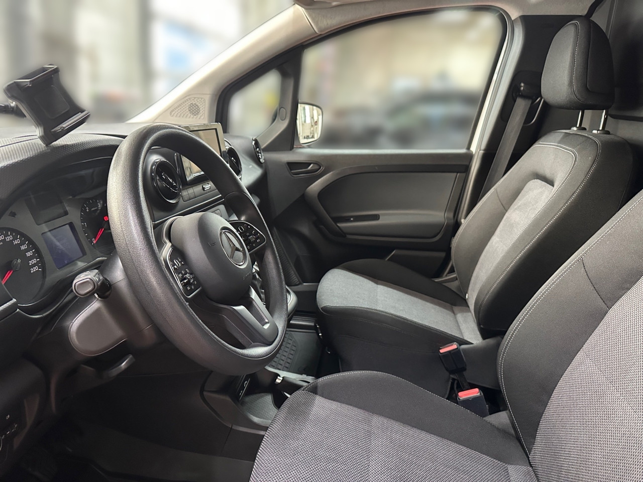 Getriebe: Schaltgetriebe, 6 G&auml;ngeAssistenzsysteme: Bremsassistent,  Tempomat,  Fahrlichtautomatik,  R&uuml;ckfahrkamera,  Berganfahrhilfe,  ATTENTION ASSISTLicht und Sicht: Regensensor,  W&auml;rmeschutzverglasung,  Tagfahrlicht,  LichtsensorAudio &amp; Kommunikation: Navigationssystem: Navigations-Paket,  Digitaler Radioempfang DAB,  Multi-Funktions-Display,  USB Anschluss, Bluetooth Audiostreaming,  Handyvorbereitung Bluetooth,  Smartphone-App Integration,  MBUXExterieur: Anh&auml;ngerkupplung Kugel,  Leichtmetallfelgen 18 Zoll,  Au&szlig;enspiegel elekt. und beheizt,  Heckt&uuml;ren 180&deg; &Ouml;ffnungswinkel,  Schiebet&uuml;r rechts,  NotrufsystemSicherheit: Fahrer- /Beifahrerairbag,  Seitenairbag vorn,  Kopfairbag vorn,  Elektr. Stabilit&auml;tsprogramm ESP,  Antriebsschlupfregelung ASR,  Antiblockiersystem ABS,  Wegfahrsperre,  i-Size KindersitzbefestigungInterieur: Sitze Stoff Norwich schwarz,  Innenfarbe schwarz,  Multifunktionslenkrad,  Bordcomputer,  Trennwand geschlossen,  Laderaumboden HolzKomfort: Klimaanlage,  Fahrer-/Beifahrersitz h&ouml;henverstellbar,  Armauflage Fahrer/Beifahrer,  Sitzheizung Fahrer/Beifahrer,  Servotronic,  Lenks&auml;ule verstellbar,  Fensterheber elektrisch 2-fach,  Zentralver. mit Fernbedienung,  Start-Stopp SystemWeitere Ausstattung: 9147 arktikwei&szlig;Sonstige Ma&szlig;e und Gewichte: Nutzlast: 407 kg,  zul&auml;ssiges Gesamtgewicht: 2.021 kg,  Radstand: 2.716 mmIrrt&uuml;mer und &Auml;nderungen vorbehalten