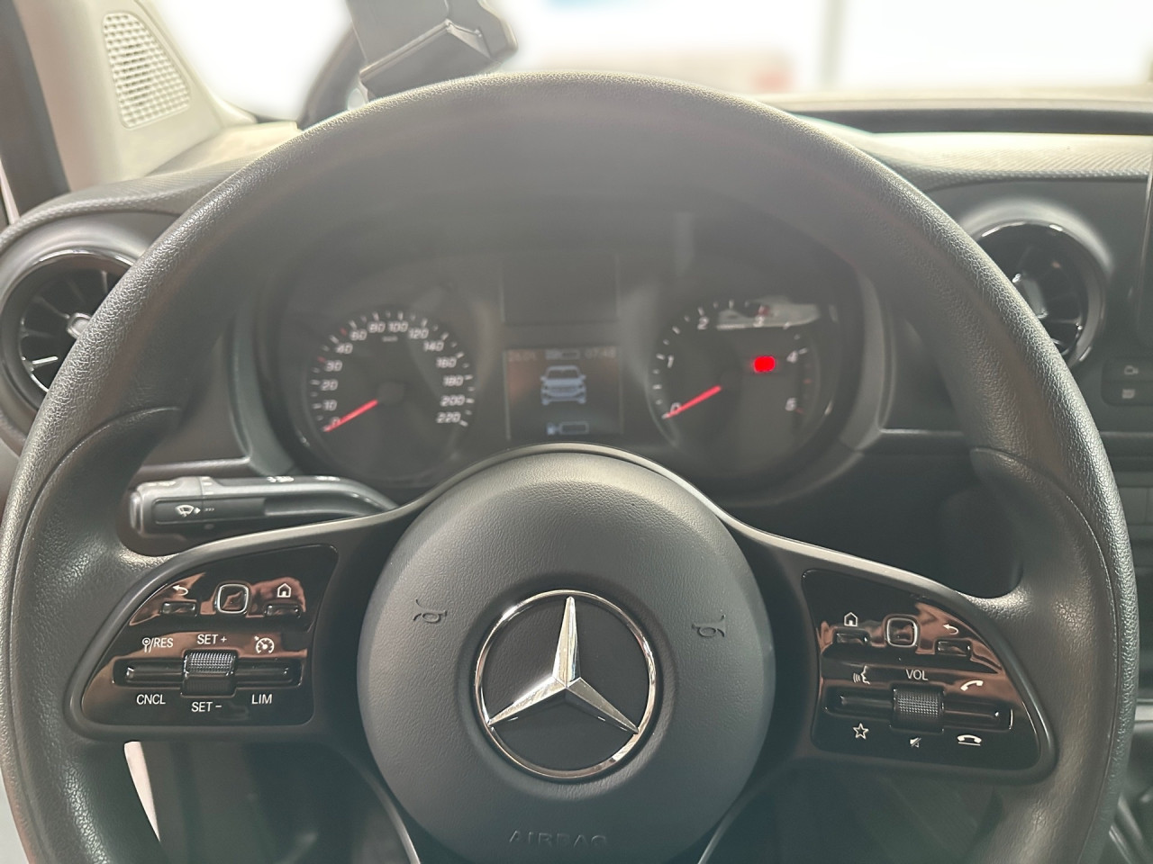 Getriebe: Schaltgetriebe, 6 G&auml;ngeAssistenzsysteme: Bremsassistent,  Tempomat,  Fahrlichtautomatik,  R&uuml;ckfahrkamera,  Berganfahrhilfe,  ATTENTION ASSISTLicht und Sicht: Regensensor,  W&auml;rmeschutzverglasung,  Tagfahrlicht,  LichtsensorAudio &amp; Kommunikation: Navigationssystem: Navigations-Paket,  Digitaler Radioempfang DAB,  Multi-Funktions-Display,  USB Anschluss, Bluetooth Audiostreaming,  Handyvorbereitung Bluetooth,  Smartphone-App Integration,  MBUXExterieur: Anh&auml;ngerkupplung Kugel,  Leichtmetallfelgen 18 Zoll,  Au&szlig;enspiegel elekt. und beheizt,  Heckt&uuml;ren 180&deg; &Ouml;ffnungswinkel,  Schiebet&uuml;r rechts,  NotrufsystemSicherheit: Fahrer- /Beifahrerairbag,  Seitenairbag vorn,  Kopfairbag vorn,  Elektr. Stabilit&auml;tsprogramm ESP,  Antriebsschlupfregelung ASR,  Antiblockiersystem ABS,  Wegfahrsperre,  i-Size KindersitzbefestigungInterieur: Sitze Stoff Norwich schwarz,  Innenfarbe schwarz,  Multifunktionslenkrad,  Bordcomputer,  Trennwand geschlossen,  Laderaumboden HolzKomfort: Klimaanlage,  Fahrer-/Beifahrersitz h&ouml;henverstellbar,  Armauflage Fahrer/Beifahrer,  Sitzheizung Fahrer/Beifahrer,  Servotronic,  Lenks&auml;ule verstellbar,  Fensterheber elektrisch 2-fach,  Zentralver. mit Fernbedienung,  Start-Stopp SystemWeitere Ausstattung: 9147 arktikwei&szlig;Sonstige Ma&szlig;e und Gewichte: Nutzlast: 407 kg,  zul&auml;ssiges Gesamtgewicht: 2.021 kg,  Radstand: 2.716 mmIrrt&uuml;mer und &Auml;nderungen vorbehalten