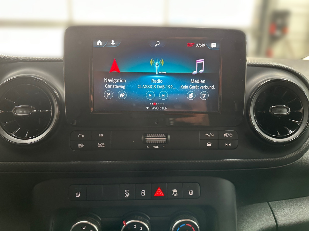 Getriebe: Schaltgetriebe, 6 G&auml;ngeAssistenzsysteme: Bremsassistent,  Tempomat,  Fahrlichtautomatik,  R&uuml;ckfahrkamera,  Berganfahrhilfe,  ATTENTION ASSISTLicht und Sicht: Regensensor,  W&auml;rmeschutzverglasung,  Tagfahrlicht,  LichtsensorAudio &amp; Kommunikation: Navigationssystem: Navigations-Paket,  Digitaler Radioempfang DAB,  Multi-Funktions-Display,  USB Anschluss, Bluetooth Audiostreaming,  Handyvorbereitung Bluetooth,  Smartphone-App Integration,  MBUXExterieur: Anh&auml;ngerkupplung Kugel,  Leichtmetallfelgen 18 Zoll,  Au&szlig;enspiegel elekt. und beheizt,  Heckt&uuml;ren 180&deg; &Ouml;ffnungswinkel,  Schiebet&uuml;r rechts,  NotrufsystemSicherheit: Fahrer- /Beifahrerairbag,  Seitenairbag vorn,  Kopfairbag vorn,  Elektr. Stabilit&auml;tsprogramm ESP,  Antriebsschlupfregelung ASR,  Antiblockiersystem ABS,  Wegfahrsperre,  i-Size KindersitzbefestigungInterieur: Sitze Stoff Norwich schwarz,  Innenfarbe schwarz,  Multifunktionslenkrad,  Bordcomputer,  Trennwand geschlossen,  Laderaumboden HolzKomfort: Klimaanlage,  Fahrer-/Beifahrersitz h&ouml;henverstellbar,  Armauflage Fahrer/Beifahrer,  Sitzheizung Fahrer/Beifahrer,  Servotronic,  Lenks&auml;ule verstellbar,  Fensterheber elektrisch 2-fach,  Zentralver. mit Fernbedienung,  Start-Stopp SystemWeitere Ausstattung: 9147 arktikwei&szlig;Sonstige Ma&szlig;e und Gewichte: Nutzlast: 407 kg,  zul&auml;ssiges Gesamtgewicht: 2.021 kg,  Radstand: 2.716 mmIrrt&uuml;mer und &Auml;nderungen vorbehalten