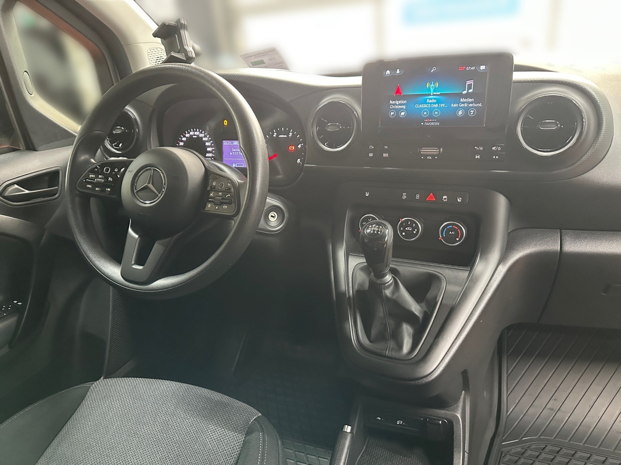 Getriebe: Schaltgetriebe, 6 G&auml;ngeAssistenzsysteme: Bremsassistent,  Tempomat,  Fahrlichtautomatik,  R&uuml;ckfahrkamera,  Berganfahrhilfe,  ATTENTION ASSISTLicht und Sicht: Regensensor,  W&auml;rmeschutzverglasung,  Tagfahrlicht,  LichtsensorAudio &amp; Kommunikation: Navigationssystem: Navigations-Paket,  Digitaler Radioempfang DAB,  Multi-Funktions-Display,  USB Anschluss, Bluetooth Audiostreaming,  Handyvorbereitung Bluetooth,  Smartphone-App Integration,  MBUXExterieur: Anh&auml;ngerkupplung Kugel,  Leichtmetallfelgen 18 Zoll,  Au&szlig;enspiegel elekt. und beheizt,  Heckt&uuml;ren 180&deg; &Ouml;ffnungswinkel,  Schiebet&uuml;r rechts,  NotrufsystemSicherheit: Fahrer- /Beifahrerairbag,  Seitenairbag vorn,  Kopfairbag vorn,  Elektr. Stabilit&auml;tsprogramm ESP,  Antriebsschlupfregelung ASR,  Antiblockiersystem ABS,  Wegfahrsperre,  i-Size KindersitzbefestigungInterieur: Sitze Stoff Norwich schwarz,  Innenfarbe schwarz,  Multifunktionslenkrad,  Bordcomputer,  Trennwand geschlossen,  Laderaumboden HolzKomfort: Klimaanlage,  Fahrer-/Beifahrersitz h&ouml;henverstellbar,  Armauflage Fahrer/Beifahrer,  Sitzheizung Fahrer/Beifahrer,  Servotronic,  Lenks&auml;ule verstellbar,  Fensterheber elektrisch 2-fach,  Zentralver. mit Fernbedienung,  Start-Stopp SystemWeitere Ausstattung: 9147 arktikwei&szlig;Sonstige Ma&szlig;e und Gewichte: Nutzlast: 407 kg,  zul&auml;ssiges Gesamtgewicht: 2.021 kg,  Radstand: 2.716 mmIrrt&uuml;mer und &Auml;nderungen vorbehalten