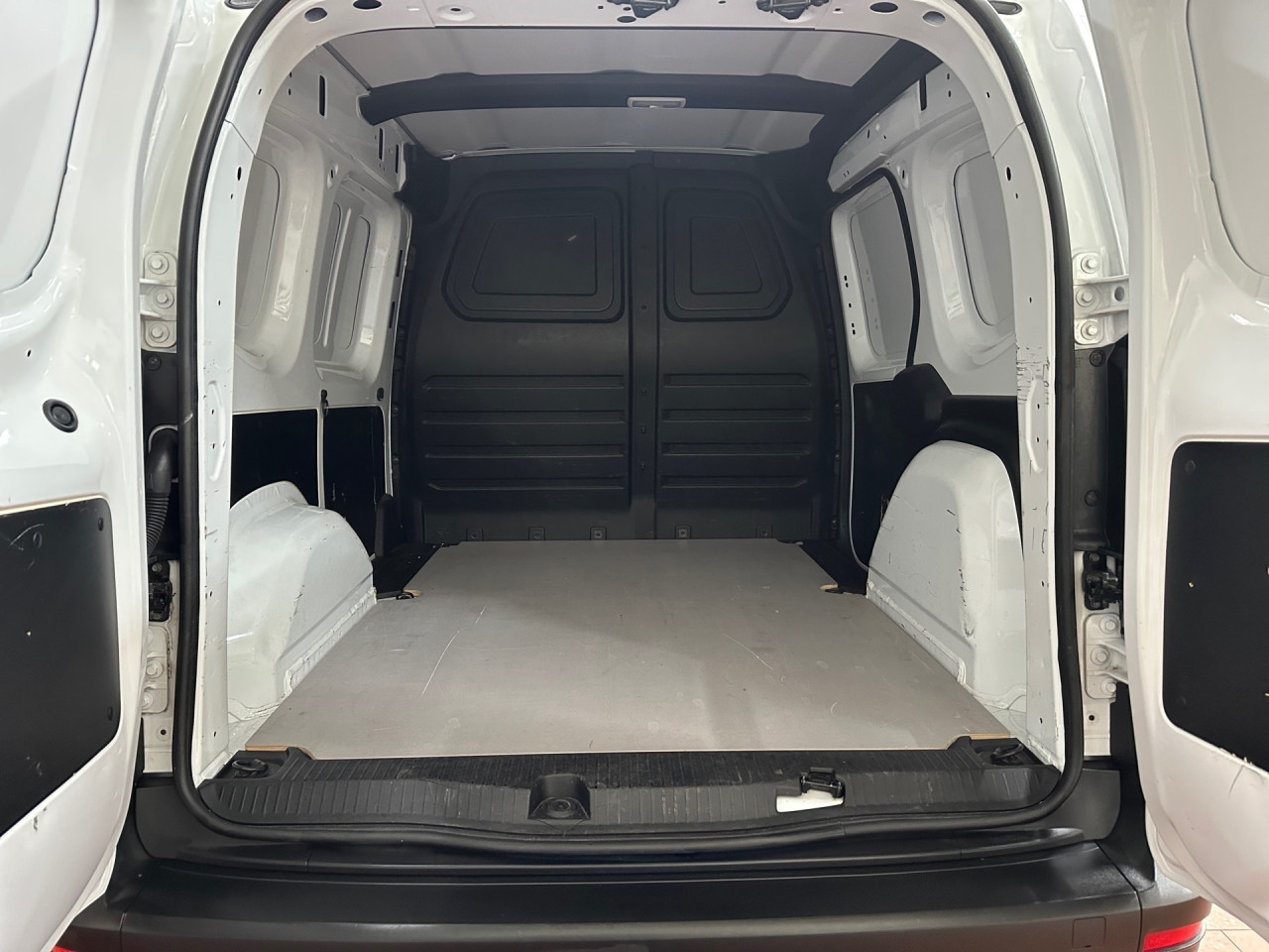 Getriebe: Schaltgetriebe, 6 G&auml;ngeAssistenzsysteme: Bremsassistent,  Tempomat,  Fahrlichtautomatik,  R&uuml;ckfahrkamera,  Berganfahrhilfe,  ATTENTION ASSISTLicht und Sicht: Regensensor,  W&auml;rmeschutzverglasung,  Tagfahrlicht,  LichtsensorAudio &amp; Kommunikation: Navigationssystem: Navigations-Paket,  Digitaler Radioempfang DAB,  Multi-Funktions-Display,  USB Anschluss, Bluetooth Audiostreaming,  Handyvorbereitung Bluetooth,  Smartphone-App Integration,  MBUXExterieur: Anh&auml;ngerkupplung Kugel,  Leichtmetallfelgen 18 Zoll,  Au&szlig;enspiegel elekt. und beheizt,  Heckt&uuml;ren 180&deg; &Ouml;ffnungswinkel,  Schiebet&uuml;r rechts,  NotrufsystemSicherheit: Fahrer- /Beifahrerairbag,  Seitenairbag vorn,  Kopfairbag vorn,  Elektr. Stabilit&auml;tsprogramm ESP,  Antriebsschlupfregelung ASR,  Antiblockiersystem ABS,  Wegfahrsperre,  i-Size KindersitzbefestigungInterieur: Sitze Stoff Norwich schwarz,  Innenfarbe schwarz,  Multifunktionslenkrad,  Bordcomputer,  Trennwand geschlossen,  Laderaumboden HolzKomfort: Klimaanlage,  Fahrer-/Beifahrersitz h&ouml;henverstellbar,  Armauflage Fahrer/Beifahrer,  Sitzheizung Fahrer/Beifahrer,  Servotronic,  Lenks&auml;ule verstellbar,  Fensterheber elektrisch 2-fach,  Zentralver. mit Fernbedienung,  Start-Stopp SystemWeitere Ausstattung: 9147 arktikwei&szlig;Sonstige Ma&szlig;e und Gewichte: Nutzlast: 407 kg,  zul&auml;ssiges Gesamtgewicht: 2.021 kg,  Radstand: 2.716 mmIrrt&uuml;mer und &Auml;nderungen vorbehalten