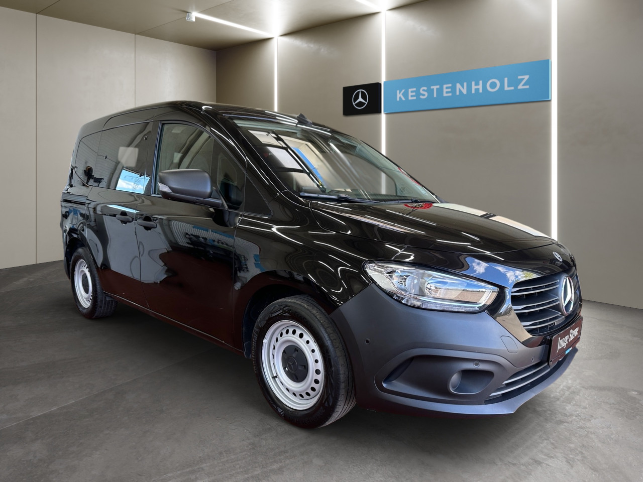 Getriebe: Schaltgetriebe, 6 G&auml;ngeAusstattungspakete: Sicherheitspaket: Aktives Sicherheits-PaketAssistenzsysteme: Bremsassistent,  Tempomat,  Fahrlichtautomatik,  Spurhalteassistent,  Aktiver Park-Assistent: Park-Paket,  R&uuml;ckfahrkamera,  Berganfahrhilfe,  ATTENTION ASSIST,  VerkehrszeichenerkennungLicht und Sicht: Regensensor,  W&auml;rmeschutzverglasung,  Tagfahrlicht,  LichtsensorAudio &amp; Kommunikation: Navigationssystem: Navigations-Paket,  Digitaler Radioempfang DAB,  Multi-Funktions-Display,  USB Anschluss, Bluetooth Audiostreaming,  Handyvorbereitung Bluetooth,  Smartphone-App Integration,  MBUXExterieur: Au&szlig;enspiegel elekt. und beheizt,  Schiebet&uuml;r links u. rechts,  NotrufsystemSicherheit: Fahrer- /Beifahrerairbag,  Seitenairbag vorn und hinten,  Kopfairbag vorn und hinten,  Elektr. Stabilit&auml;tsprogramm ESP,  Antriebsschlupfregelung ASR,  Antiblockiersystem ABS,  Reifendruckverlust-Warnung,  Wegfahrsperre,  i-Size Kindersitzbefestigung,  Totwinkel-AssistentInterieur: Sitze Stoff Norwich schwarz,  Innenfarbe schwarz,  Multifunktionslenkrad,  Bordcomputer,  R&uuml;cksitze klapp- und teilbar,  Laderaumboden KunststoffKomfort: Klimaanlage,  Fahrersitz h&ouml;henverstellbar,  Armauflage Fahrer/Beifahrer,  Servotronic,  Lenks&auml;ule verstellbar,  Fensterheber elektrisch 2-fach,  Zentralver. mit Fernbedienung,  Start-Stopp System,  Kopfst&uuml;tzen vorn und hintenAirbags:Weitere Ausstattung: HZ0 Zuheizer elektrisch,  Z3L Tourer BASESonstige Ma&szlig;e und Gewichte: zul&auml;ssiges Gesamtgewicht: 2.174 kg,  Radstand: 2.716 mmIrrt&uuml;mer und &Auml;nderungen vorbehalten