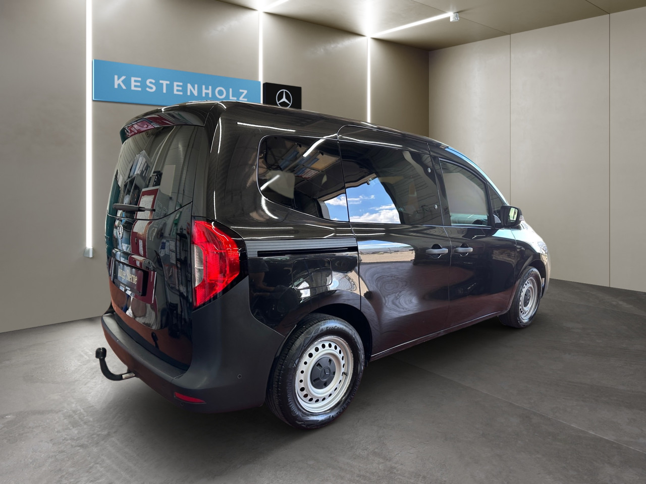 Getriebe: Schaltgetriebe, 6 G&auml;ngeAusstattungspakete: Sicherheitspaket: Aktives Sicherheits-PaketAssistenzsysteme: Bremsassistent,  Tempomat,  Fahrlichtautomatik,  Spurhalteassistent,  Aktiver Park-Assistent: Park-Paket,  R&uuml;ckfahrkamera,  Berganfahrhilfe,  ATTENTION ASSIST,  VerkehrszeichenerkennungLicht und Sicht: Regensensor,  W&auml;rmeschutzverglasung,  Tagfahrlicht,  LichtsensorAudio &amp; Kommunikation: Navigationssystem: Navigations-Paket,  Digitaler Radioempfang DAB,  Multi-Funktions-Display,  USB Anschluss, Bluetooth Audiostreaming,  Handyvorbereitung Bluetooth,  Smartphone-App Integration,  MBUXExterieur: Au&szlig;enspiegel elekt. und beheizt,  Schiebet&uuml;r links u. rechts,  NotrufsystemSicherheit: Fahrer- /Beifahrerairbag,  Seitenairbag vorn und hinten,  Kopfairbag vorn und hinten,  Elektr. Stabilit&auml;tsprogramm ESP,  Antriebsschlupfregelung ASR,  Antiblockiersystem ABS,  Reifendruckverlust-Warnung,  Wegfahrsperre,  i-Size Kindersitzbefestigung,  Totwinkel-AssistentInterieur: Sitze Stoff Norwich schwarz,  Innenfarbe schwarz,  Multifunktionslenkrad,  Bordcomputer,  R&uuml;cksitze klapp- und teilbar,  Laderaumboden KunststoffKomfort: Klimaanlage,  Fahrersitz h&ouml;henverstellbar,  Armauflage Fahrer/Beifahrer,  Servotronic,  Lenks&auml;ule verstellbar,  Fensterheber elektrisch 2-fach,  Zentralver. mit Fernbedienung,  Start-Stopp System,  Kopfst&uuml;tzen vorn und hintenAirbags:Weitere Ausstattung: HZ0 Zuheizer elektrisch,  Z3L Tourer BASESonstige Ma&szlig;e und Gewichte: zul&auml;ssiges Gesamtgewicht: 2.174 kg,  Radstand: 2.716 mmIrrt&uuml;mer und &Auml;nderungen vorbehalten