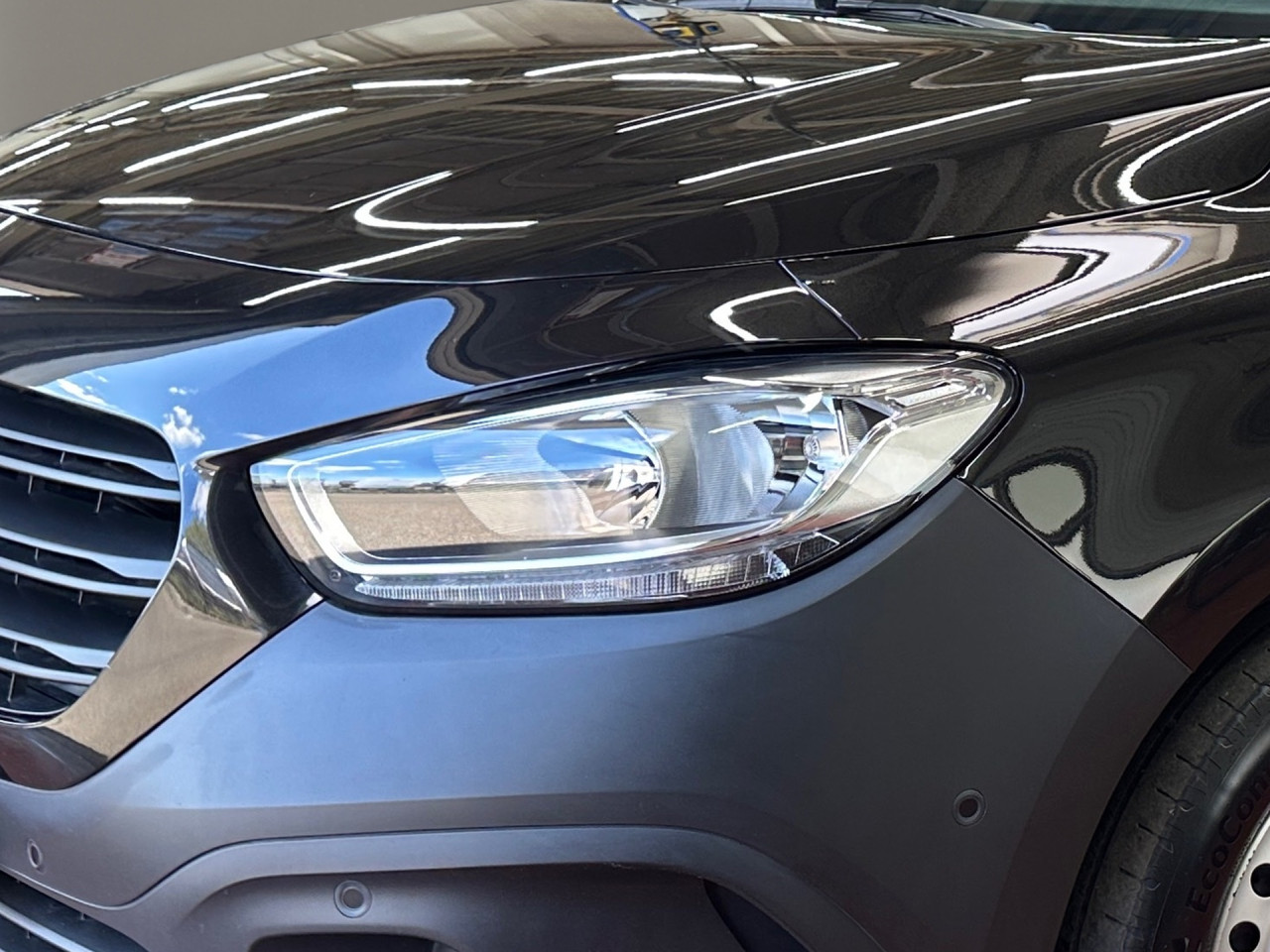 Getriebe: Schaltgetriebe, 6 G&auml;ngeAusstattungspakete: Sicherheitspaket: Aktives Sicherheits-PaketAssistenzsysteme: Bremsassistent,  Tempomat,  Fahrlichtautomatik,  Spurhalteassistent,  Aktiver Park-Assistent: Park-Paket,  R&uuml;ckfahrkamera,  Berganfahrhilfe,  ATTENTION ASSIST,  VerkehrszeichenerkennungLicht und Sicht: Regensensor,  W&auml;rmeschutzverglasung,  Tagfahrlicht,  LichtsensorAudio &amp; Kommunikation: Navigationssystem: Navigations-Paket,  Digitaler Radioempfang DAB,  Multi-Funktions-Display,  USB Anschluss, Bluetooth Audiostreaming,  Handyvorbereitung Bluetooth,  Smartphone-App Integration,  MBUXExterieur: Au&szlig;enspiegel elekt. und beheizt,  Schiebet&uuml;r links u. rechts,  NotrufsystemSicherheit: Fahrer- /Beifahrerairbag,  Seitenairbag vorn und hinten,  Kopfairbag vorn und hinten,  Elektr. Stabilit&auml;tsprogramm ESP,  Antriebsschlupfregelung ASR,  Antiblockiersystem ABS,  Reifendruckverlust-Warnung,  Wegfahrsperre,  i-Size Kindersitzbefestigung,  Totwinkel-AssistentInterieur: Sitze Stoff Norwich schwarz,  Innenfarbe schwarz,  Multifunktionslenkrad,  Bordcomputer,  R&uuml;cksitze klapp- und teilbar,  Laderaumboden KunststoffKomfort: Klimaanlage,  Fahrersitz h&ouml;henverstellbar,  Armauflage Fahrer/Beifahrer,  Servotronic,  Lenks&auml;ule verstellbar,  Fensterheber elektrisch 2-fach,  Zentralver. mit Fernbedienung,  Start-Stopp System,  Kopfst&uuml;tzen vorn und hintenAirbags:Weitere Ausstattung: HZ0 Zuheizer elektrisch,  Z3L Tourer BASESonstige Ma&szlig;e und Gewichte: zul&auml;ssiges Gesamtgewicht: 2.174 kg,  Radstand: 2.716 mmIrrt&uuml;mer und &Auml;nderungen vorbehalten